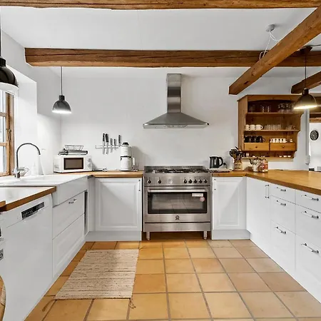 2 Bedroom Gorgeous In דירה אוטרופ