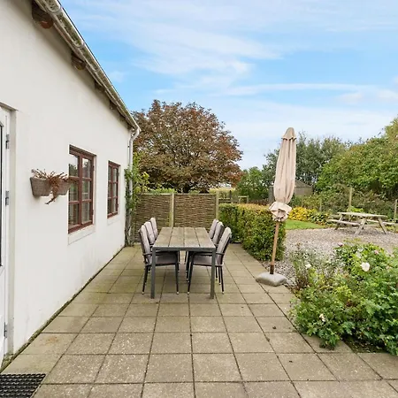 2 Bedroom Gorgeous In Apartment *